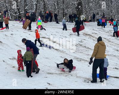 I bambini e le famiglie amano fare slittino nel Prospect Park dopo la prima vera nevicata in circa due anni nel febbraio 2024. Brooklyn, New York. Foto Stock