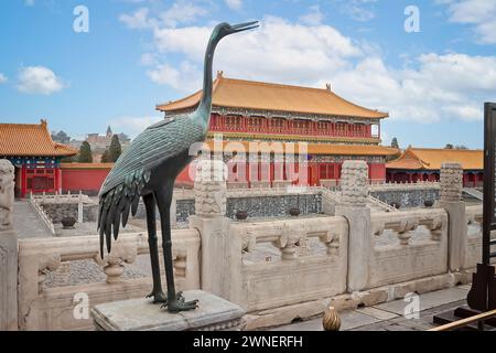 Statua in bronzo di una gru nel Palazzo Proibita, Pechino, Cina Foto Stock