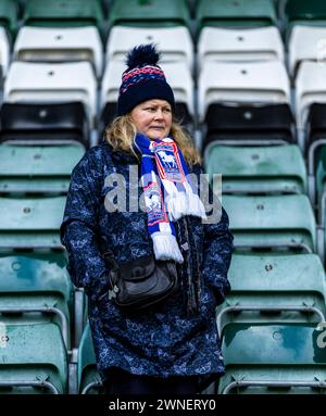 Fan di Ipswich Town prima della partita durante il match per il titolo Sky Bet all'Home Park di Plymouth. Data foto: Sabato 2 marzo 2024. Foto Stock