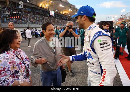 Sakhir, Bahrein. 2 marzo 2024. Chalerm Yoovidhya (THA) Co-proprietario Red Bull Racing e sua moglie con Daniel Ricciardo (AUS) RB in griglia. 02.03.2024. Campionato del mondo di formula 1, Rd 1, Gran Premio del Bahrain, Sakhir, Bahrain, giorno della gara. Il credito fotografico dovrebbe essere: XPB/Alamy Live News. Foto Stock