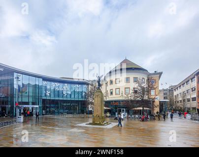 Jubilee Square, memoriale di guerra e ingresso al centro commerciale Peacocks in Victoria Place nel centro di Woking, Surrey, in una giornata noiosa e umida Foto Stock