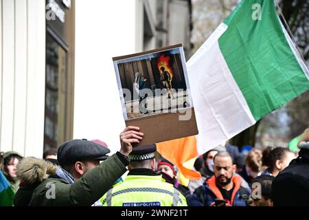 Londra, Regno Unito. 2 marzo 2024: Si svolge la giornata d'azione per la Palestina in risposta all'attacco genocida di Israele contro i palestinesi nella Striscia di Gaza. Il campo profughi di Yibna a Rafah, nel sud di Gaza, è stato bombardato da Israele. I manifestanti chiedono accuse penali contro parlamentari che sono stati complici del genocidio di Gaza e sostengono che Rishi Sunak è un primo ministro non eletto del Regno Unito e Keir Starmer è un leader del Partito Laburista, Rally fuori Barclays a Tottenham Court Road, a Londra, Regno Unito. I crimini di guerra imperiali sono causati da criminali che hanno una mentalità coloniale e credono Foto Stock