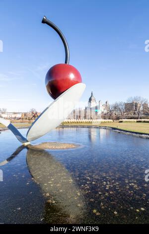 L'iconica scultura "Spoonbridge and Cherry" si trova nel Minneapolis Sculpture Garden. Foto Stock