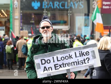 Londra, Regno Unito, 2 marzo 2024. Le marce pro-palestinesi sono continuate, dopo che il primo Ministro Rishi Sunak ha detto che la democrazia è stata temata dagli estremisti. C'era un'alta presenza della polizia per la marcia di Camden lungo Tottenham Court Road nel centro di Londra per una manifestazione fuori Barclays Bank che si dice armare Israele. Tutti sono passati pacificamente senza un singolo arresto. Credito : Monica Wells/Alamy Live News Foto Stock