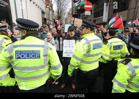 Londra, Regno Unito, 2 marzo 2024. Le marce pro-palestinesi sono continuate, dopo che il primo Ministro Rishi Sunak ha detto che la democrazia è stata temata dagli estremisti. C'era un'alta presenza della polizia per la marcia di Camden lungo Tottenham Court Road nel centro di Londra per una manifestazione fuori Barclays Bank che si dice armare Israele. Tutti sono passati pacificamente senza un singolo arresto. Credito : Monica Wells/Alamy Live News Foto Stock