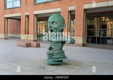 Eco di Marc Didou fuori dalla McClay Library della Queens University di Belfast Foto Stock