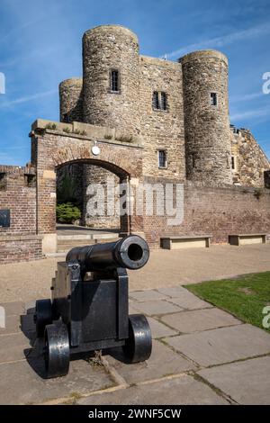 Rye Castle nell'East Sussex, Regno Unito. Conosciuto anche come Castello di Ypres e costruito intorno al XIII/XIV secolo. Classificato di grado 1 e monumento antico. Foto Stock