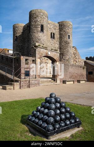 Rye Castle nell'East Sussex, Regno Unito. Conosciuto anche come Castello di Ypres e costruito intorno al XIII/XIV secolo. Classificato di grado 1 e monumento antico. Foto Stock