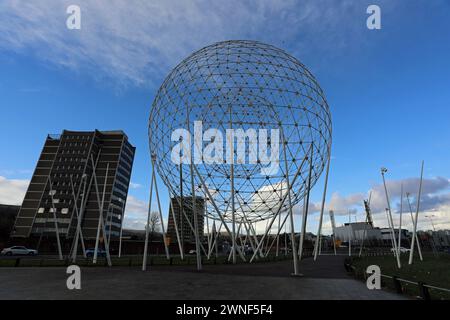 RISE by Wolfgang Buttress alla rotatoria di Broadway a Belfast Foto Stock