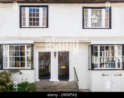 La casa con due porte anteriori è una casa del XV secolo in Mermaid Street, Rye, East Sussex, Regno Unito. Ora utilizzato come Bed & Breakfast. Foto Stock