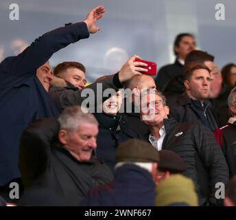 Sir Kier Starmer e ed Balls che guardano la partita tra Norwich City e Sunderland -Norwich City contro Sunderland, Sky Bet Championship, Carrow Road, Norwich UK - 2 marzo 2024 2024 solo uso editoriale - si applicano restrizioni DataCo Foto Stock