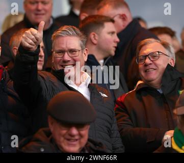 Sir Kier Starmer e ed Balls che guardano la partita tra Norwich City e Sunderland -Norwich City contro Sunderland, Sky Bet Championship, Carrow Road, Norwich UK - 2 marzo 2024 2024 solo uso editoriale - si applicano restrizioni DataCo Foto Stock