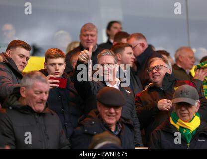 Sir Kier Starmer e ed Balls che guardano la partita tra Norwich City e Sunderland -Norwich City contro Sunderland, Sky Bet Championship, Carrow Road, Norwich UK - 2 marzo 2024 2024 solo uso editoriale - si applicano restrizioni DataCo Foto Stock