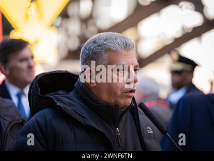 New York, Stati Uniti. 1 marzo 2024. La rampa per il ponte di Brooklyn all'incrocio tra Pearl Street e Frankfort Street a New York City, New York, è stata chiamata Ari Halberstam Ramp, poiché oggi ha segnato il 30° anniversario della morte di Ari Halberstam, che è stato ucciso il 1° marzo 1994. Devorah Halberstam, madre di Ari, fu raggiunta dal procuratore distrettuale di Brooklyn Eric Gonzalez, dal sindaco Eric Adams e da altri funzionari eletti il 1 marzo 2024. (Foto di Steve Sanchez/Sipa USA). Crediti: SIPA USA/Alamy Live News Foto Stock