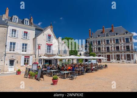 Europa, Francia, Centre-Val de Loire, Blois, caffè e ristoranti in Place du Château, guardando verso la Casa della magia Robert-Houdin Foto Stock