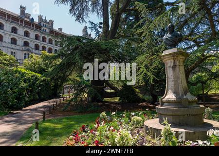 Europa, Francia, Centre-Val de Loire, Blois, il Busto di Augustin Thierry nei giardini con il Chateau Royal de Blois oltre Foto Stock