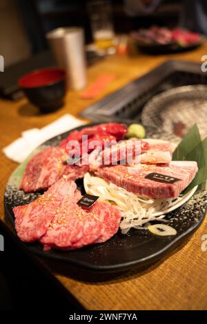Vista dall'alto delle fette rare Premium di Wagyu per barbecue coreano Foto Stock