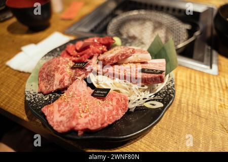 Vista dall'alto delle fette rare Premium di Wagyu per barbecue coreano Foto Stock