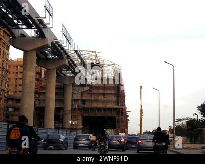 Cairo, Egitto, 22 febbraio 2024: Stazione monorotaia in costruzione con ponteggi e gru, la monorotaia del Cairo è una monorotaia a due linee ra Foto Stock