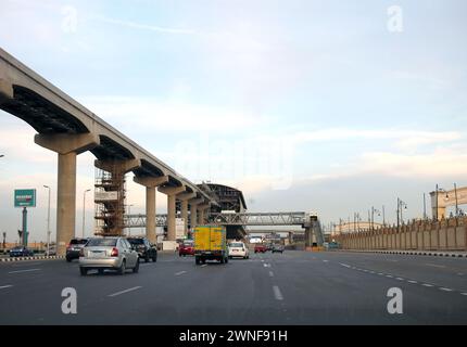 Cairo, Egitto, 22 febbraio 2024: Stazione monorotaia in costruzione con ponteggi e gru, la monorotaia del Cairo è una monorotaia a due linee ra Foto Stock