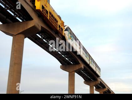 Cairo, Egitto, 22 febbraio 2024: Installazione di una monorotaia egiziana sul suo binario tramite una gru, la monorotaia del Cairo è una monorotaia a due linee con trasporto rapido S. Foto Stock