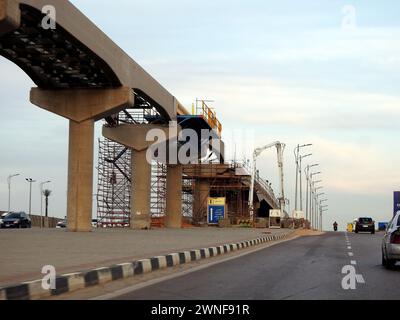 Cairo, Egitto, 22 febbraio 2024: Monorotaia del Cairo in costruzione dalla società Orascom con le colonne e i binari nella città di New Cairo, r Foto Stock