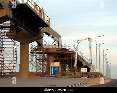 Cairo, Egitto, 22 febbraio 2024: Monorotaia del Cairo in costruzione dalla società Orascom con le colonne e i binari nella città di New Cairo, r Foto Stock