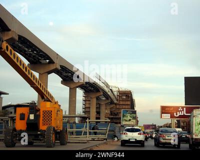 Cairo, Egitto, 22 febbraio 2024: Stazione monorotaia in costruzione con ponteggi e gru, la monorotaia del Cairo è una monorotaia a due linee ra Foto Stock