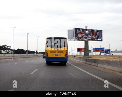 Cairo, Egitto, 23 febbraio 2024: Un autobus egiziano di trasporto pubblico su un'autostrada, un autobus di trasporto pubblico di un livello per il transito passeggeri CTA CA Foto Stock