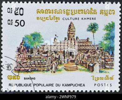 Francobollo cancellato stampato dalla Cambogia, che mostra Bakong, Cultura dei Khmer, circa 1983. Foto Stock