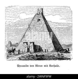 Piramidi di Meroë, grande piramide N6. Annidate nel cuore del deserto del Sudan, le piramidi di Meroë si ergono come sentinelle senza tempo dell'antico regno Kushita. Tra questi, la grande Piramide N6, un tempo mausoleo maestoso per la regina Amanishakheto, racconta una storia di grandezza e perdita. Eretta per onorare la potente regina che regnò in prosperità, questa piramide era una testimonianza dell'abilità architettonica e del ricco patrimonio culturale di Meroë. Tuttavia, la sua eredità fu rovinata negli anni '1830, quando il cacciatore di tesori Giuseppe Ferlini, guidato dall'avidità, inflisse danni irreparabili nella sua ricerca dell'oro. Foto Stock