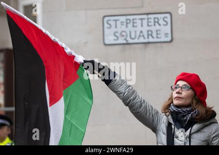 Manchester, Regno Unito. 2 marzo 2024. Protesta palestinese a Gaza nel centro di Manchester, a partire da Piazza San Pietro. I manifestanti hanno marciato attraverso il centro della città monitorato dalla polizia. I manifestanti si fermarono alla Barclays Bank, che aveva un avviso di chiusura temporanea alle sue porte. I manifestanti hanno cantato che Barclays Bank aveva "sangue sulle mani" per quanto riguarda l'attuale conflitto. Diversi manifestanti portavano farina ricoperta di vernice rossa per indicare la recente morte di persone che ricevevano aiuti alimentari. La marcia ha trattenuto tram e traffico mentre migliaia di persone hanno marciato pacificamente. Crediti: GaryRobertsphotography/Alamy Live News Foto Stock