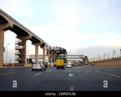 Cairo, Egitto, 22 febbraio 2024: Stazione monorotaia in costruzione con ponteggi e gru, la monorotaia del Cairo è una monorotaia a due linee ra Foto Stock