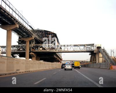 Cairo, Egitto, 22 febbraio 2024: Stazione monorotaia in costruzione con ponteggi e gru, la monorotaia del Cairo è una monorotaia a due linee ra Foto Stock