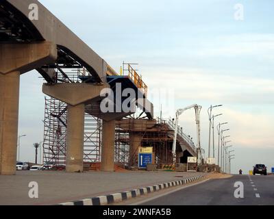 Cairo, Egitto, 22 febbraio 2024: Monorotaia del Cairo in costruzione dalla società Orascom con le colonne e i binari nella città di New Cairo, r Foto Stock