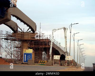 Cairo, Egitto, 22 febbraio 2024: Monorotaia del Cairo in costruzione dalla società Orascom con le colonne e i binari nella città di New Cairo, r Foto Stock