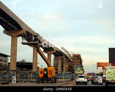 Cairo, Egitto, 22 febbraio 2024: Stazione monorotaia in costruzione con ponteggi e gru, la monorotaia del Cairo è una monorotaia a due linee ra Foto Stock