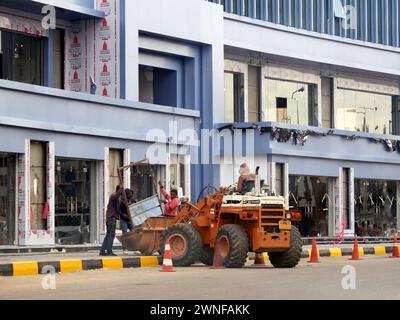 Cairo, Egitto, gennaio 25 2024: Un autocarro con caricatore frontale in un cantiere di un nuovo edificio nella città di New Cairo carico e trasporto di oggetti dal Foto Stock