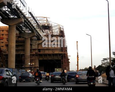 Cairo, Egitto, 22 febbraio 2024: Stazione monorotaia in costruzione con ponteggi e gru, la monorotaia del Cairo è una monorotaia a due linee ra Foto Stock