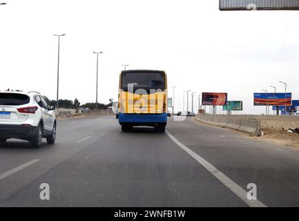 Cairo, Egitto, 23 febbraio 2024: Un autobus egiziano di trasporto pubblico su un'autostrada, un autobus di trasporto pubblico di un livello per il transito passeggeri CTA CA Foto Stock