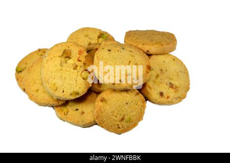 biscotti al burro di pistacchi con piccoli pezzi di pistacchio all'interno, biscotti al burro tradizionali con noci, deliziosi pasticcini con snack croccanti Foto Stock