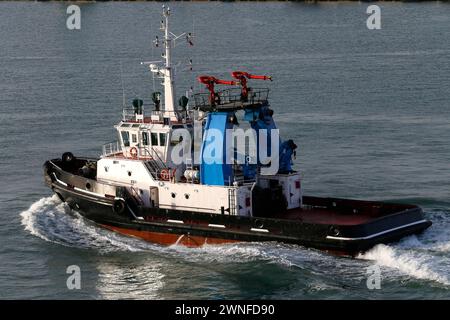 tugboat nel porto di Civita Vecchia vicino a Roma, Lazio, Italia Foto Stock