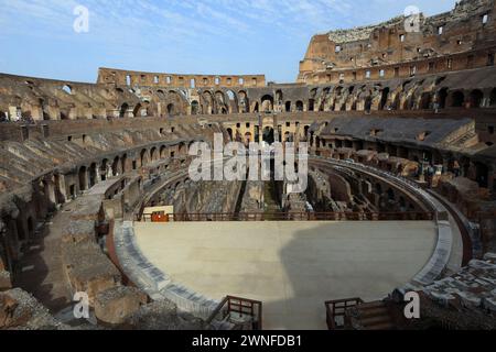 Roma, Italia - 25 maggio 2016 : le persone visitano il Colosseo sul foro romano. Colosseo, il monumento più famoso e notevole d'Italia, Roma Foto Stock