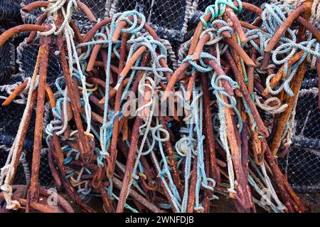 Barre di metallo e corde appese tra l'attrezzatura da pesca al porto di Scarborough Foto Stock