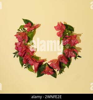 Cornice floreale di fiori freesia freschi e colorati su sfondo beige con spazio per le copie. Biglietto d'auguri. Vista dall'alto. Foto Stock