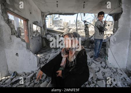 Deir al Balah, territori palestinesi. 2 marzo 2024. I palestinesi ispezionano i danni causati da un attacco aereo israeliano su diversi edifici a Deir al-Balah, nella Striscia centrale di Gaza. Crediti: Mohammed Talatene/dpa/Alamy Live News Foto Stock