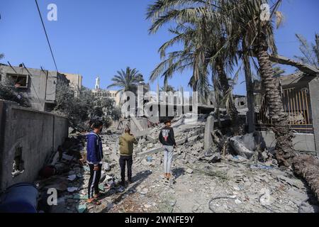 Deir al Balah, territori palestinesi. 2 marzo 2024. I palestinesi ispezionano i danni causati da un attacco aereo israeliano su diversi edifici a Deir al-Balah, nella Striscia centrale di Gaza. Crediti: Mohammed Talatene/dpa/Alamy Live News Foto Stock