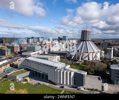 Veduta aerea della Cattedrale metropolitana di Liverpool e del LJMU John Lennon Art and Design Building, Merseyside, Inghilterra Foto Stock