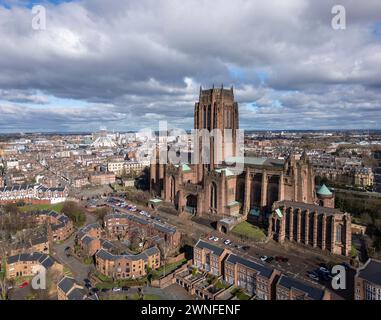 Veduta aerea della Cattedrale Anglicana di Liverpool, Merseyside, Inghilterra, con la Cattedrale Cattolica sullo sfondo Foto Stock