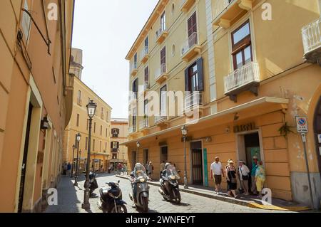 Sorrento, Italia - may20, 2014: I turisti fanno shopping in una delle strade del centro di Sorrento. Campania, Italia Foto Stock